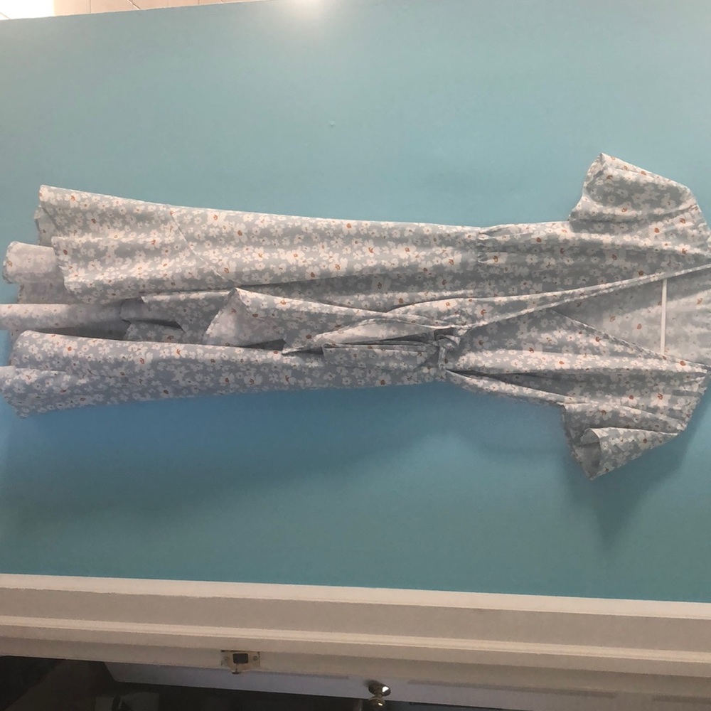 Light blue wrapped dress with Daisy